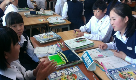 他のグループの意見を聞き、意見をまとめる画像