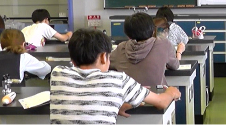 振り返る画像