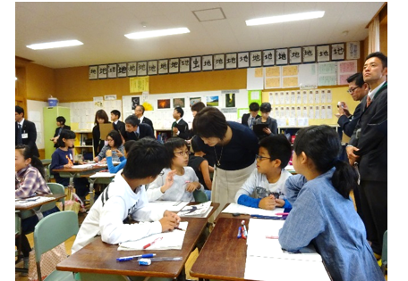 ニュース映像と新聞記事を比較して話し合う画像