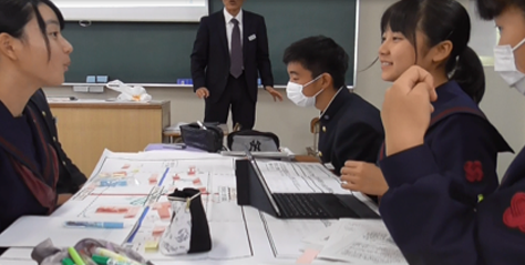 次時に行う発表の準備をする画像