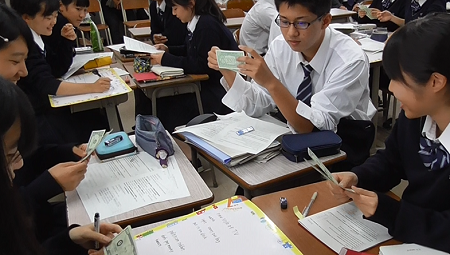 自分の考えをまとめ、グループで伝え合う画像
