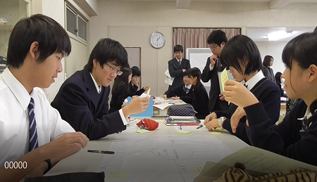 グループ学習で話し合う画像