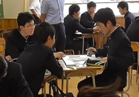学んだ内容を持ち寄りグループで協議する画像