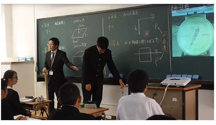  演示実験を見て目標を確認する画像