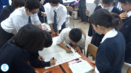 協議した内容を模造紙にまとめる画像