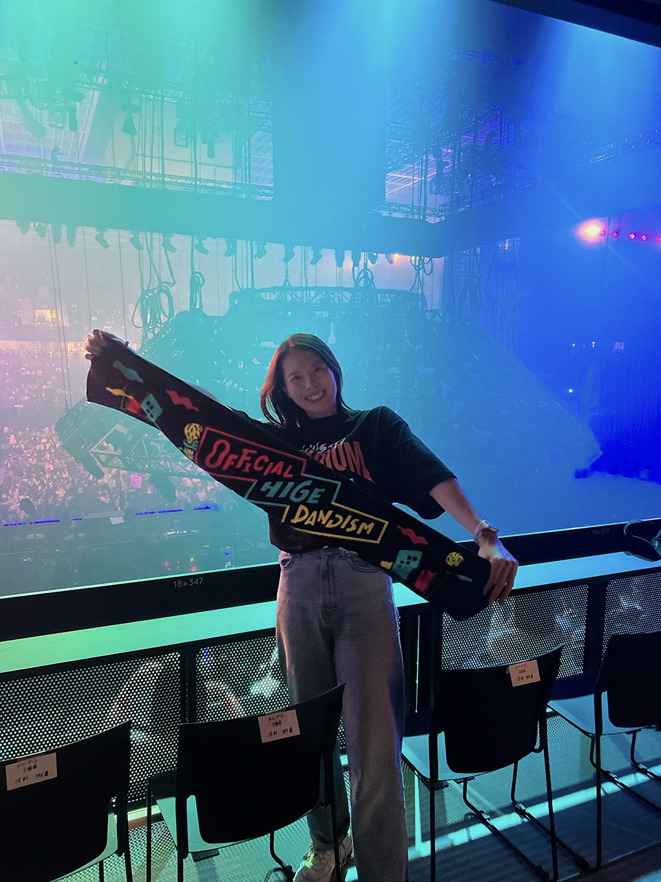 ライブ会場でタオルを広げる島谷審議役の写真